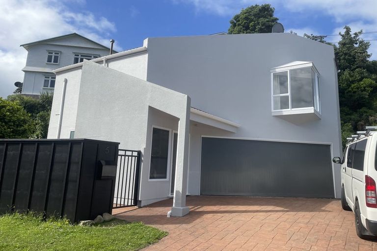 Photo of property in 5 Erskine Close, Island Bay, Wellington, 6023