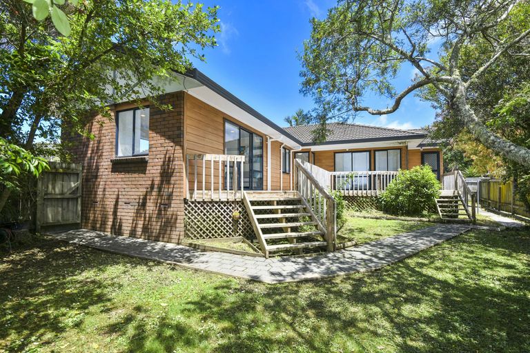 Photo of property in 5 Avonleigh Road, Green Bay, Auckland, 0604