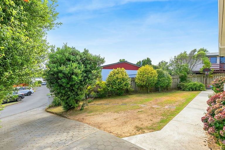 Photo of property in 4 Kivell Street, Ranui, Porirua, 5024