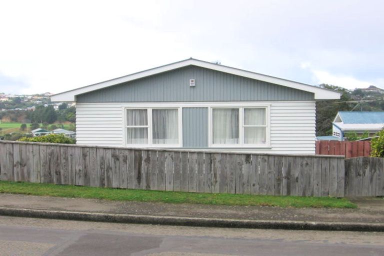 Photo of property in 16 Bellringer Crescent, Newlands, Wellington, 6037