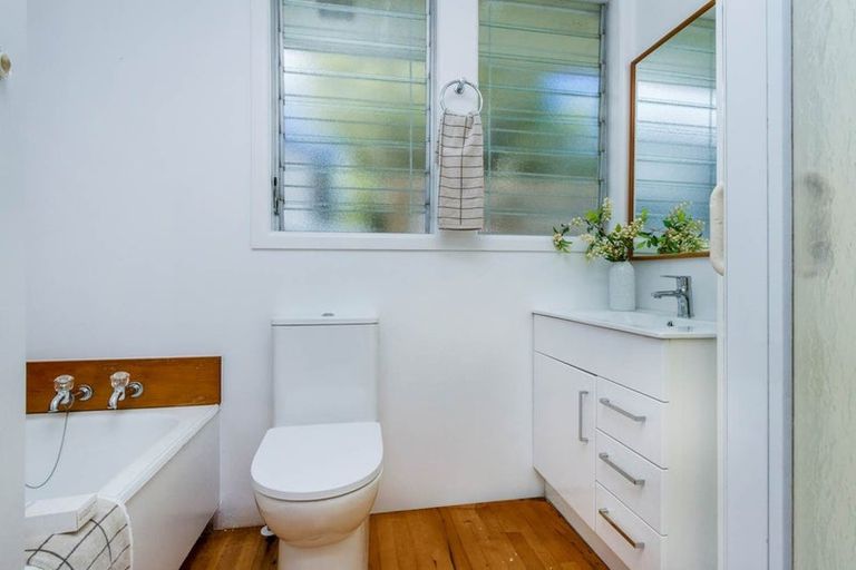 Photo of property in 1/4 Bond Crescent, Forrest Hill, Auckland, 0620