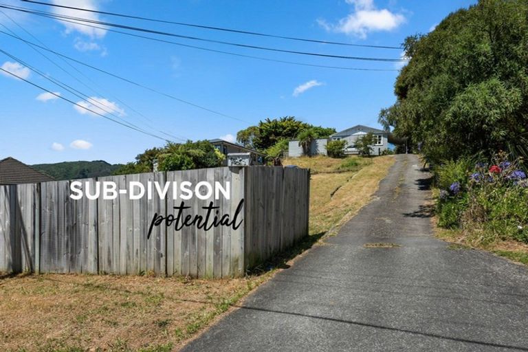 Photo of property in 15 Davis Grove, Wainuiomata, Lower Hutt, 5014