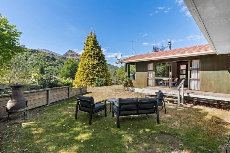Photo of property in 16 Argyle Place, Arrowtown, 9302
