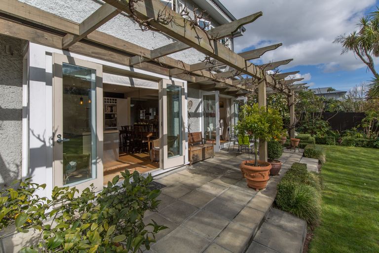 Photo of property in 166 Fendalton Road, Fendalton, Christchurch, 8052