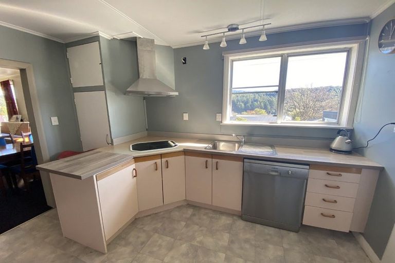 Photo of property in 75 Milton Terrace, Picton, 7220