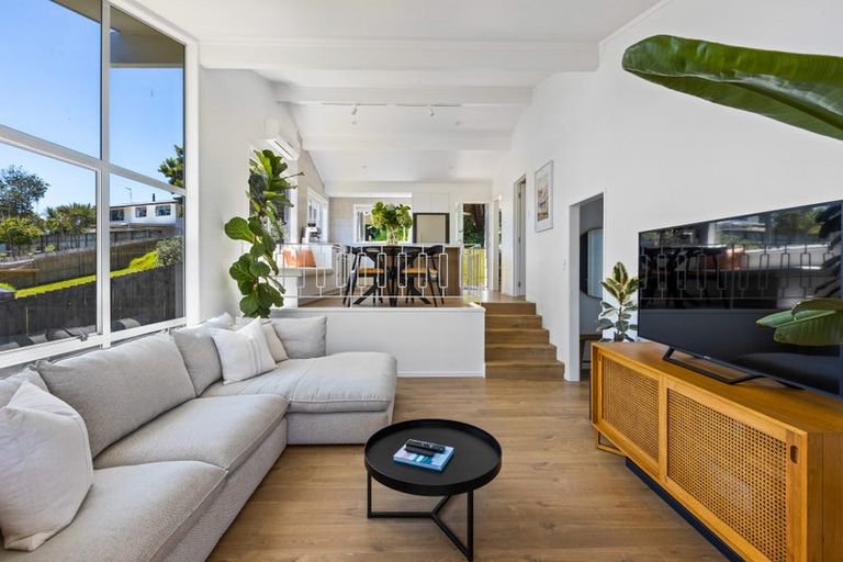 Photo of property in 18 William Hadlow Place, Hatfields Beach, Orewa, 0931