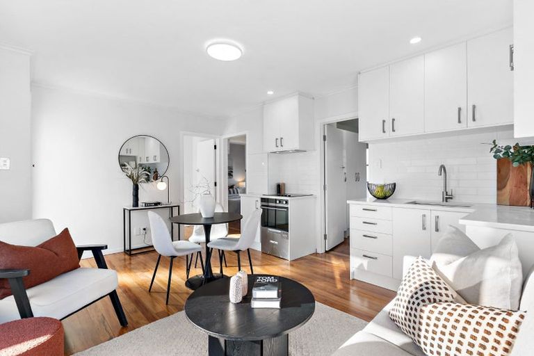 Photo of property in 2/34 Evelyn Place, Hillcrest, Auckland, 0627