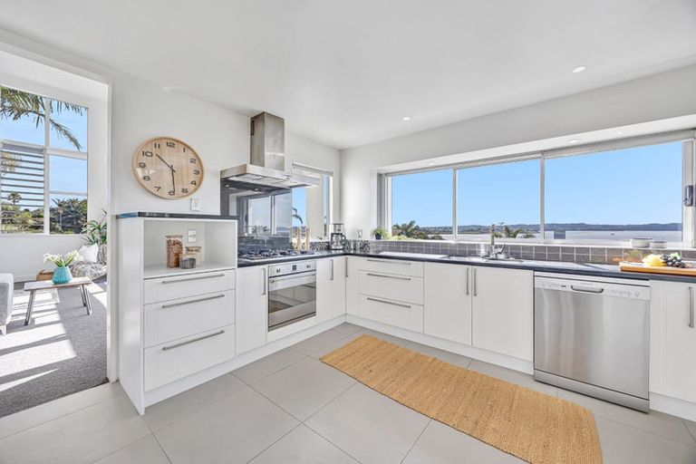 Photo of property in 15 Courtneys, West Harbour, Auckland, 0618