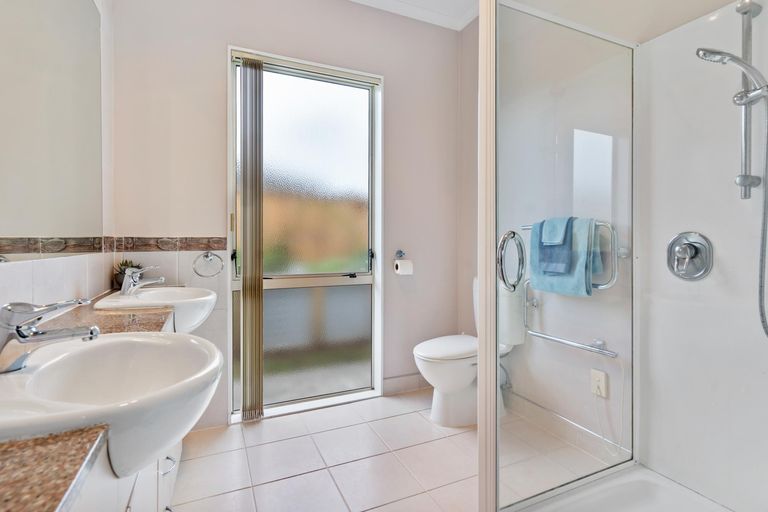 Photo of property in 154 Kilkenny Drive, East Tamaki Heights, Auckland, 2016