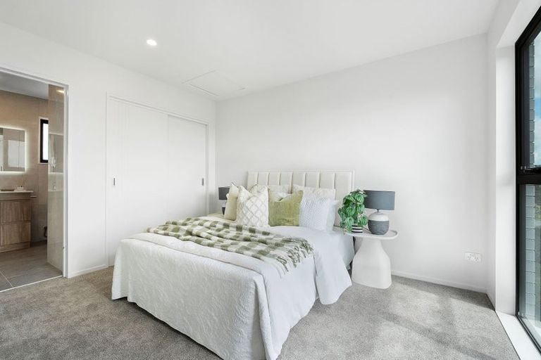 Photo of property in 1/1090 Beach Road, Torbay, Auckland, 0630
