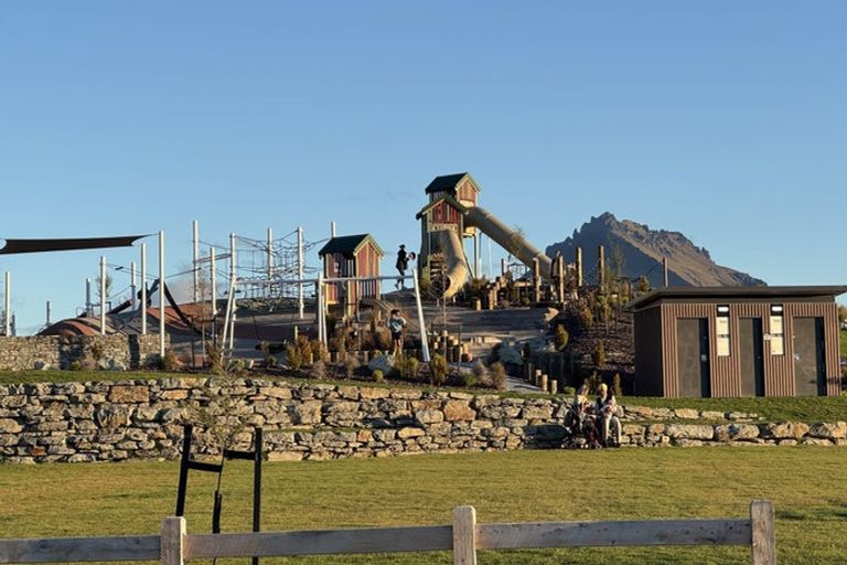 Photo of property in 4 Forage Road, Jacks Point, 9371