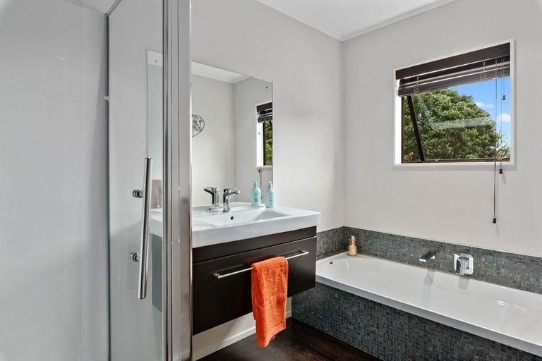 Photo of property in 17 Chatham Avenue, Paremoremo, Auckland, 0632