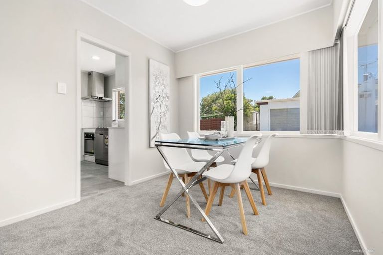 Photo of property in 43 Cascades Road, Pakuranga Heights, Auckland, 2010