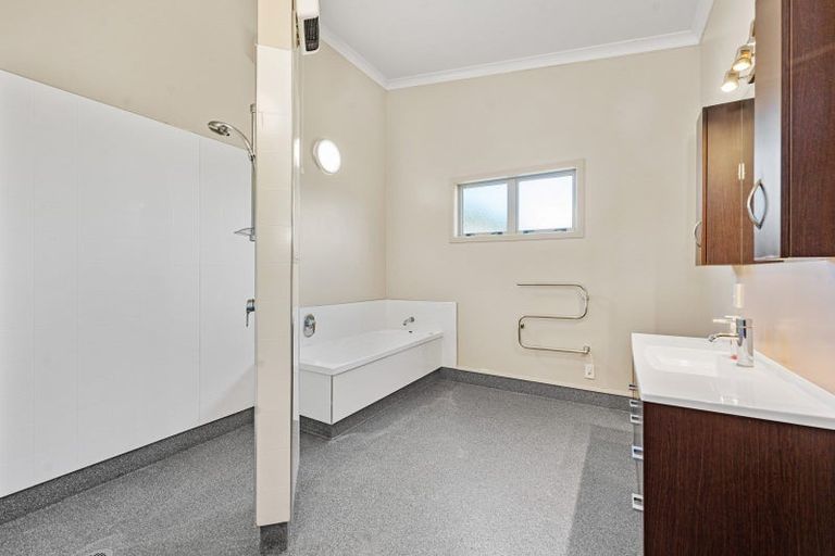 Photo of property in 2 Lakemere Way, Kinloch, Taupo, 3377