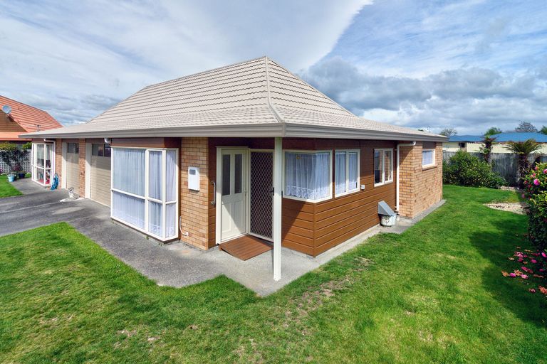 Photo of property in Holdsworth Villas, 4/2 William Donald Drive, Solway, Masterton, 5810