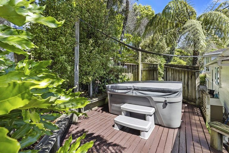 Photo of property in 15 Somerville Terrace, Tawa, Wellington, 5028