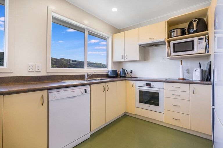 Photo of property in 2 Spicer Place, Tawa, Wellington, 5028