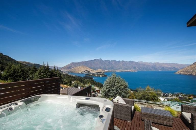 Photo of property in 9 Vanda Place, Fernhill, Queenstown, 9300