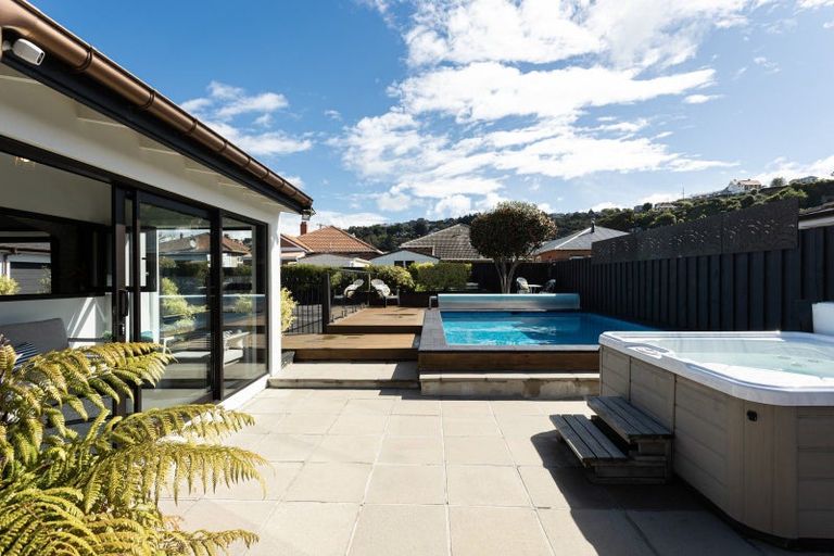 Photo of property in 215 Bay View Road, Saint Clair, Dunedin, 9012