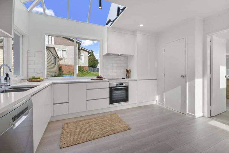 Photo of property in 226 East Coast Road, Forrest Hill, Auckland, 0620