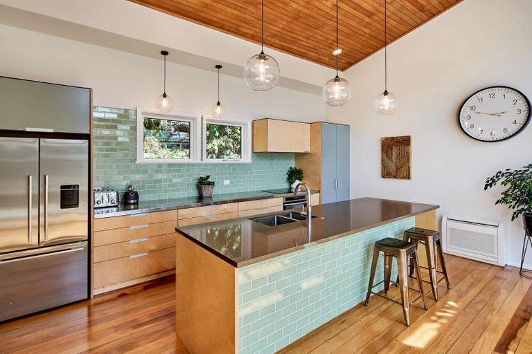 Photo of property in 2 Huia Road, Days Bay, Lower Hutt, 5013