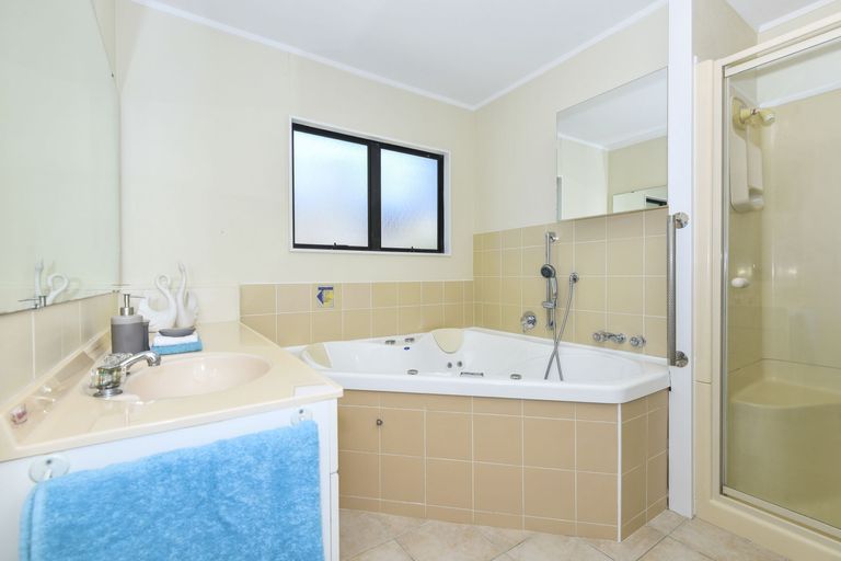 Photo of property in 5 Avonleigh Road, Green Bay, Auckland, 0604
