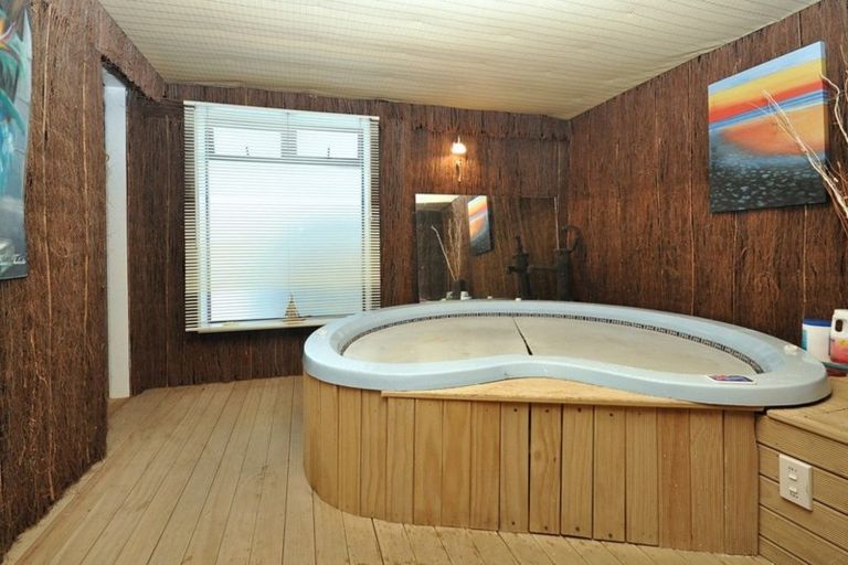 Photo of property in 182 Whangaparaoa Road, Red Beach, 0932