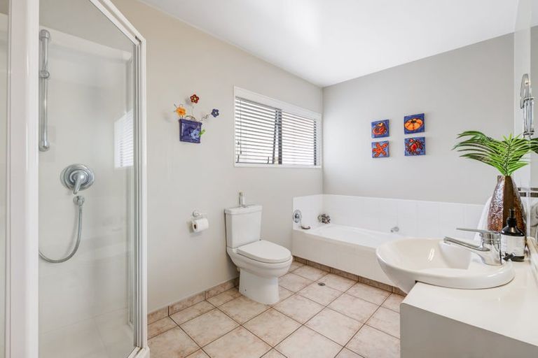 Photo of property in 19 Calypso Way, Unsworth Heights, Auckland, 0632