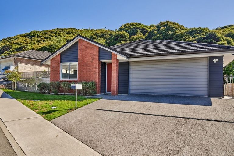 Photo of property in 32 Mooring Close, Whitby, Porirua, 5024