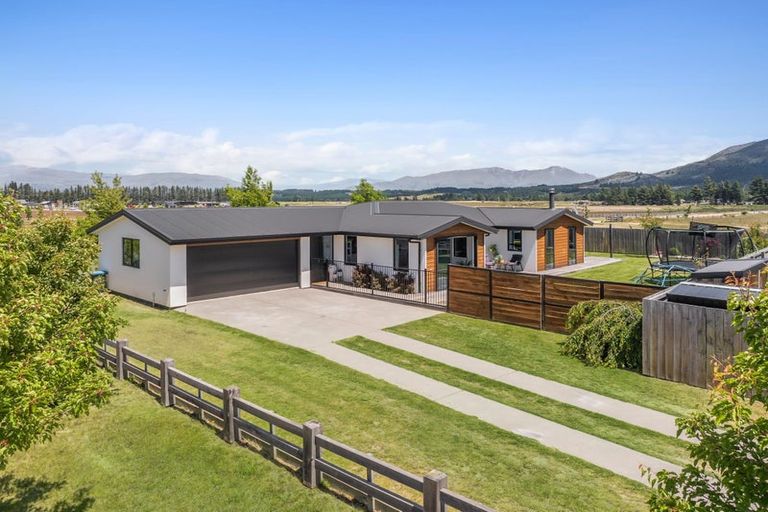 Photo of property in 9 Isthmus Place, Lake Hawea, Wanaka, 9382