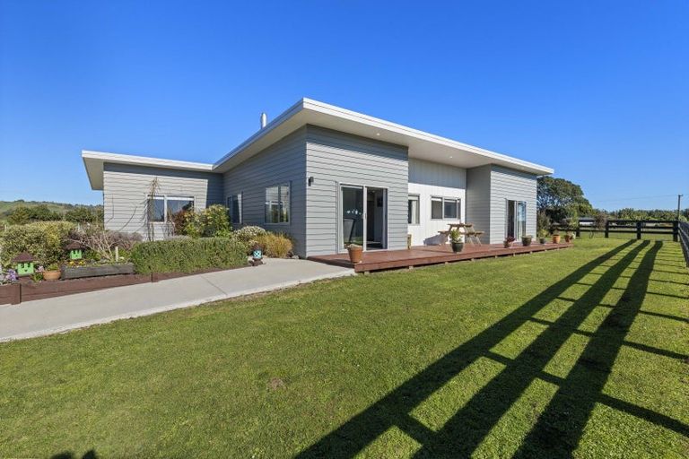 Photo of property in 43 Carrs Road, Urenui, 4377