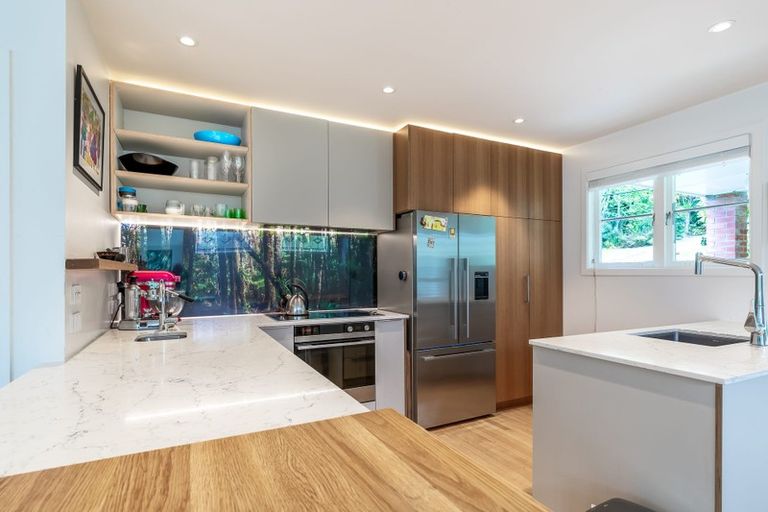 Photo of property in 9 Raroa Terrace, Waiatarua, Auckland, 0604