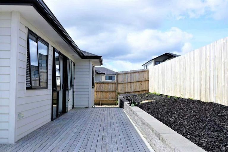 Photo of property in 12 William Calvert Drive, Swanson, Auckland, 0614