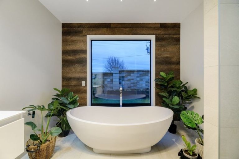 Photo of property in 2 Saint Thomas Avenue, Pyes Pa, Tauranga, 3112