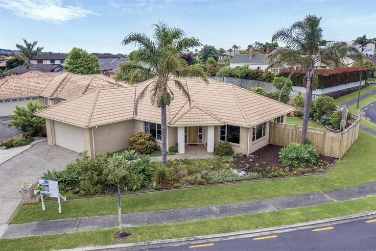 Photo of property in 10 William Woods Court, Flat Bush, Auckland, 2016