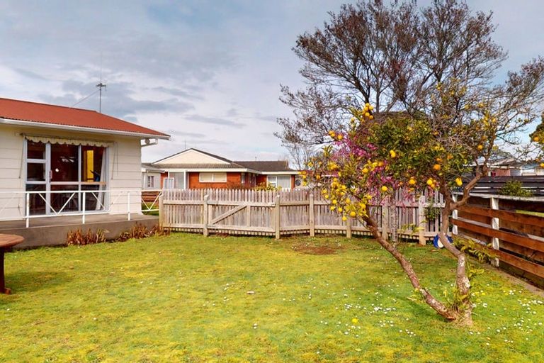 Photo of property in 6 Walker Crescent, Bulls, 4818