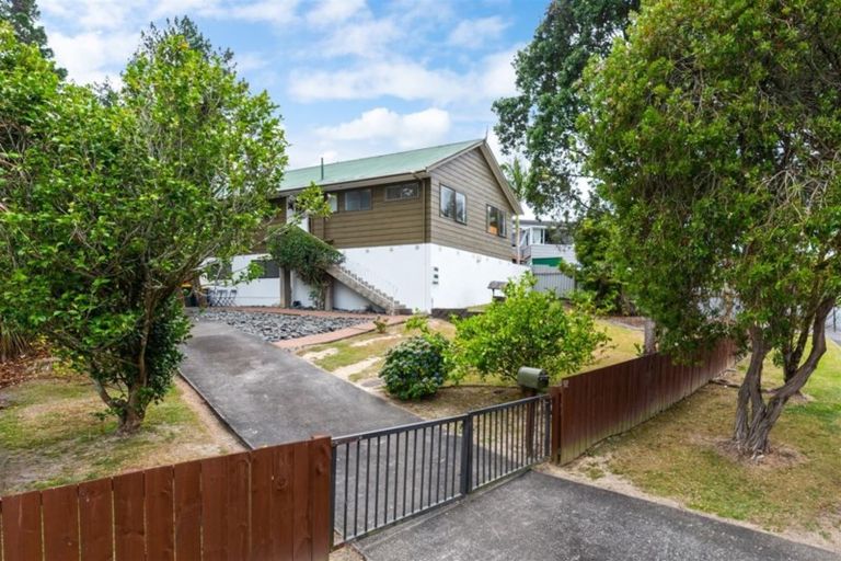 Photo of property in 92 Kemp Road, Massey, Auckland, 0614