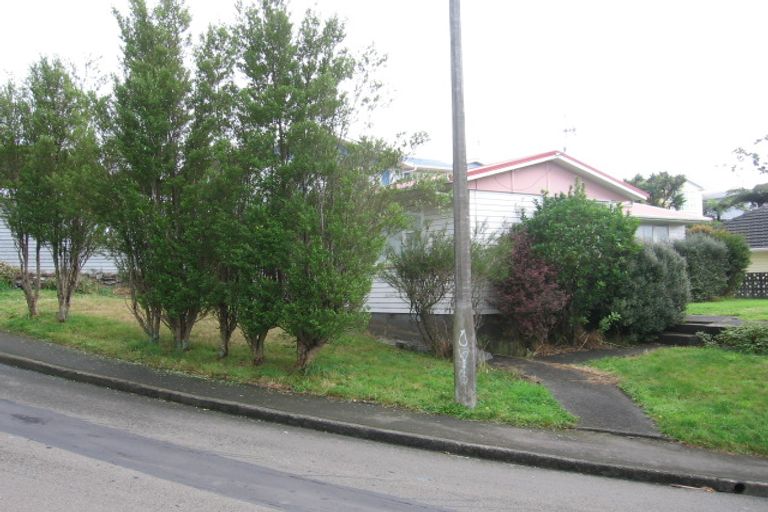 Photo of property in 12 Bellringer Crescent, Newlands, Wellington, 6037