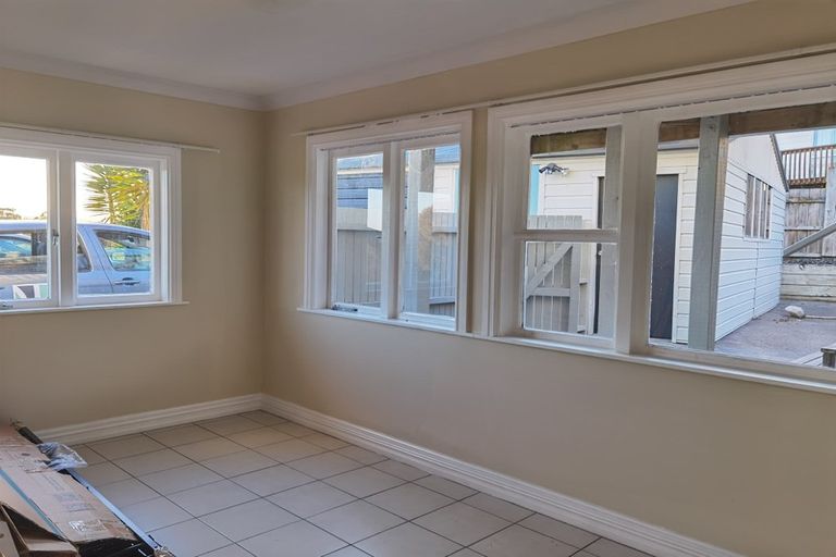 Photo of property in 1 Rubens Lane, West Harbour, Auckland, 0618