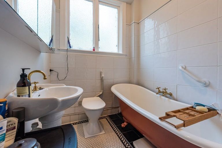 Photo of property in 2/246 Oriental Parade, Oriental Bay, Wellington, 6011