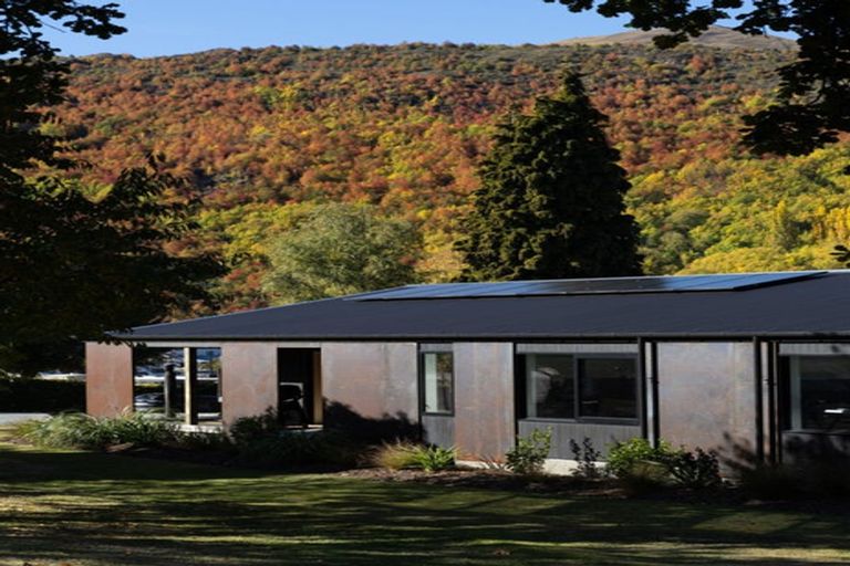 Photo of property in 10 Preston Drive, Arrowtown, 9302