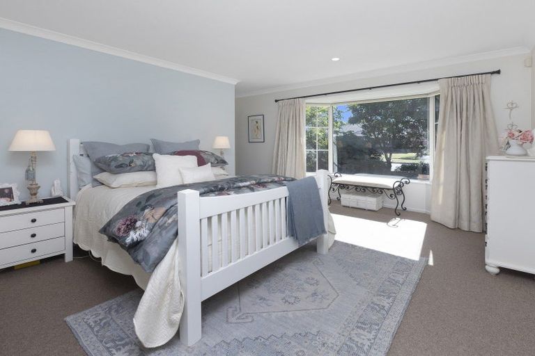 Photo of property in 10 Willowview Drive, Redwood, Christchurch, 8051