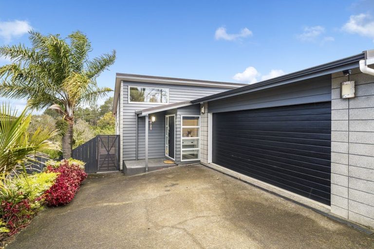 Photo of property in 94 Lake Panorama Drive, Henderson Valley, Auckland, 0612