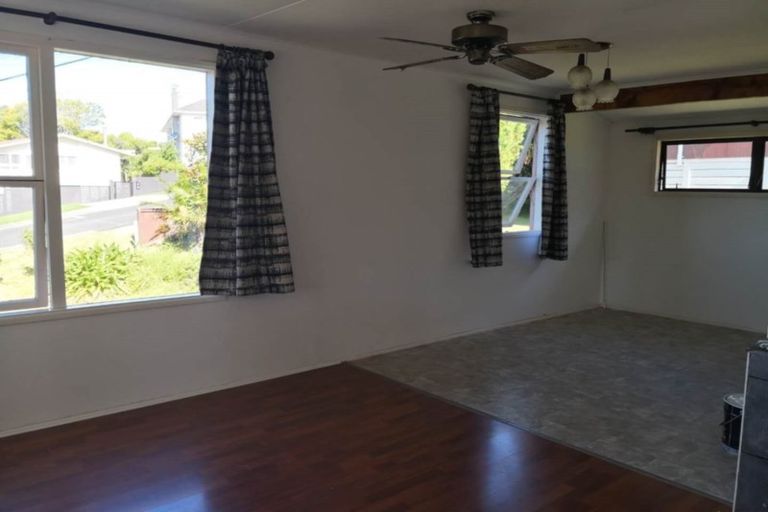 Photo of property in 24 Woodside Avenue, Northcote, Auckland, 0627