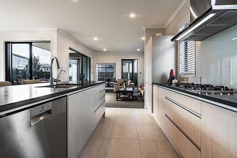 Photo of property in 2 Taikura Avenue, Red Beach, 0932