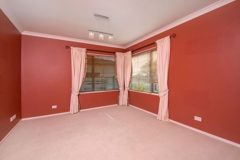 Photo of property in 1 Gilnockie Close, East Tamaki Heights, Auckland, 2016