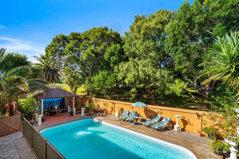 Photo of property in 36 Cascades Road, Pakuranga Heights, Auckland, 2010