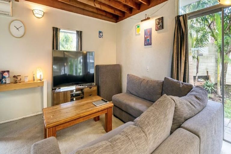 Photo of property in 28 Brunton Place, Glenfield, Auckland, 0629