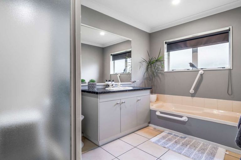 Photo of property in 22 Waitoa Street, Waiuku, 2123