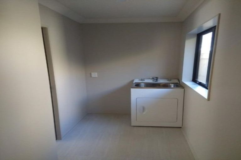 Photo of property in 3 Brindle Way, Newlands, Wellington, 6037